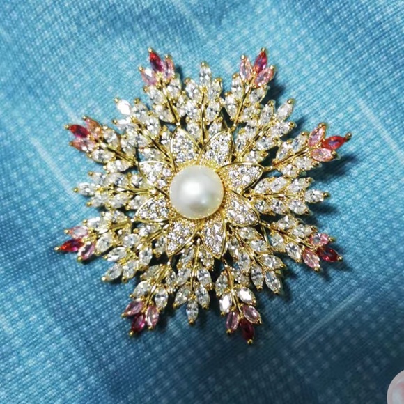 Snowflake Gold Plated Copper Brooch Snowflake Zircon Stone Brooch Pin - Picture 2 of 6